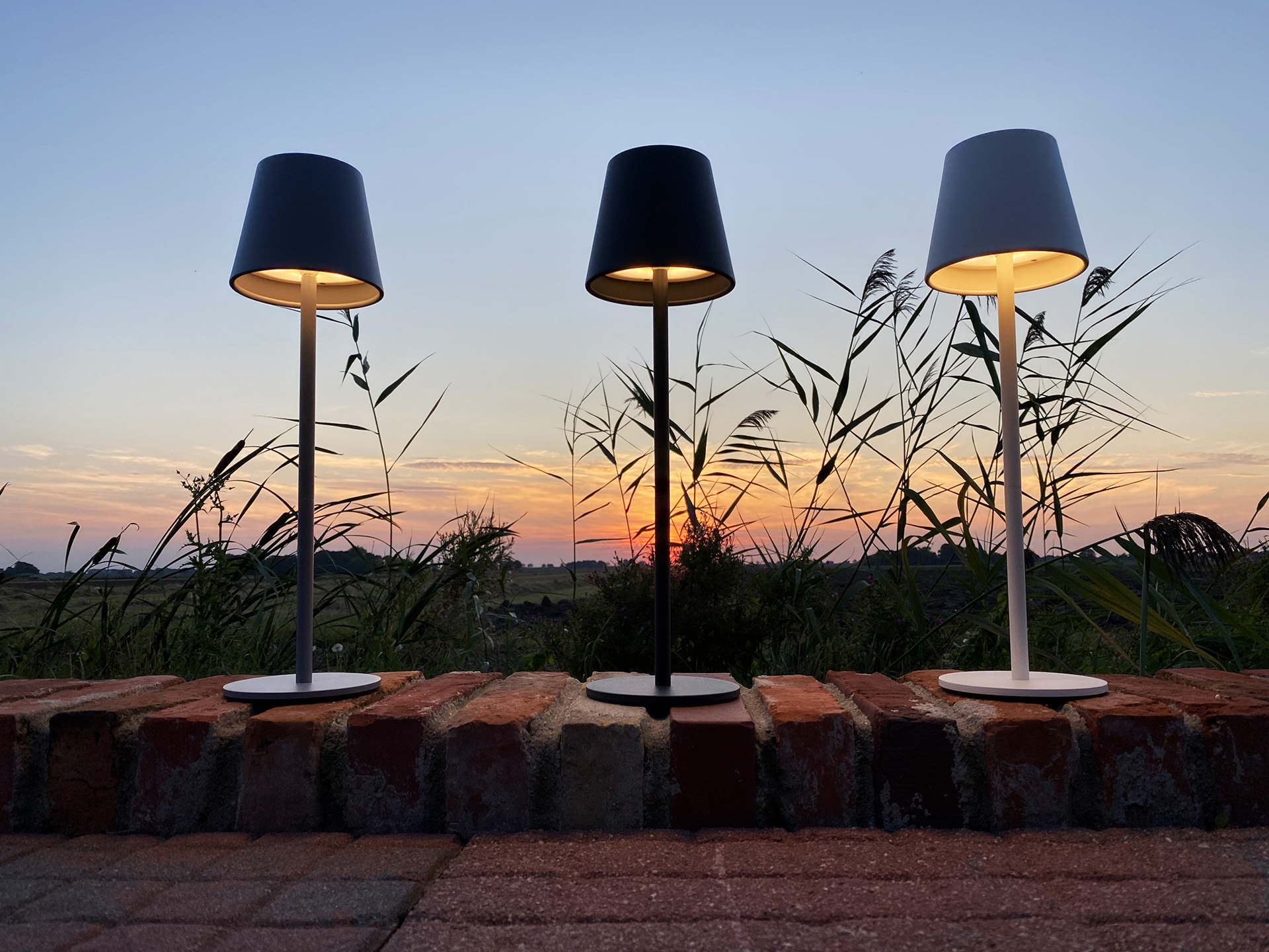 LED-Tischleuchte LUNA-80 S in SCHWARZ, Kabellose Akku-Tischlampe mit Langzeit-Beleuchtung von 8 bis 72 Std durch 5200mAh Akku