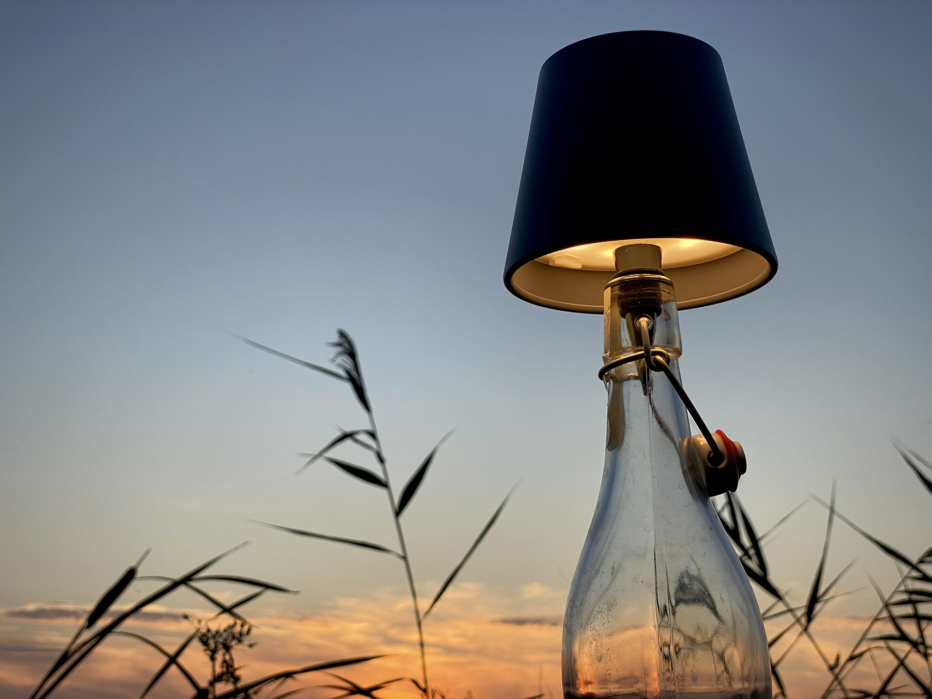 LED Flaschenleuchte mit Lithium-Akku, wahlweise in Farbe schwarz, grau oder weiß LED Flaschenleuchte mit Lithium-Akku, wahlweise in Farbe schwarz, grau oder weiß